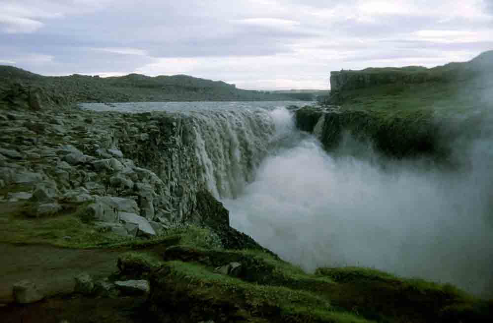 Islandia 159 - catarata de Dettifoss - 1997.jpg